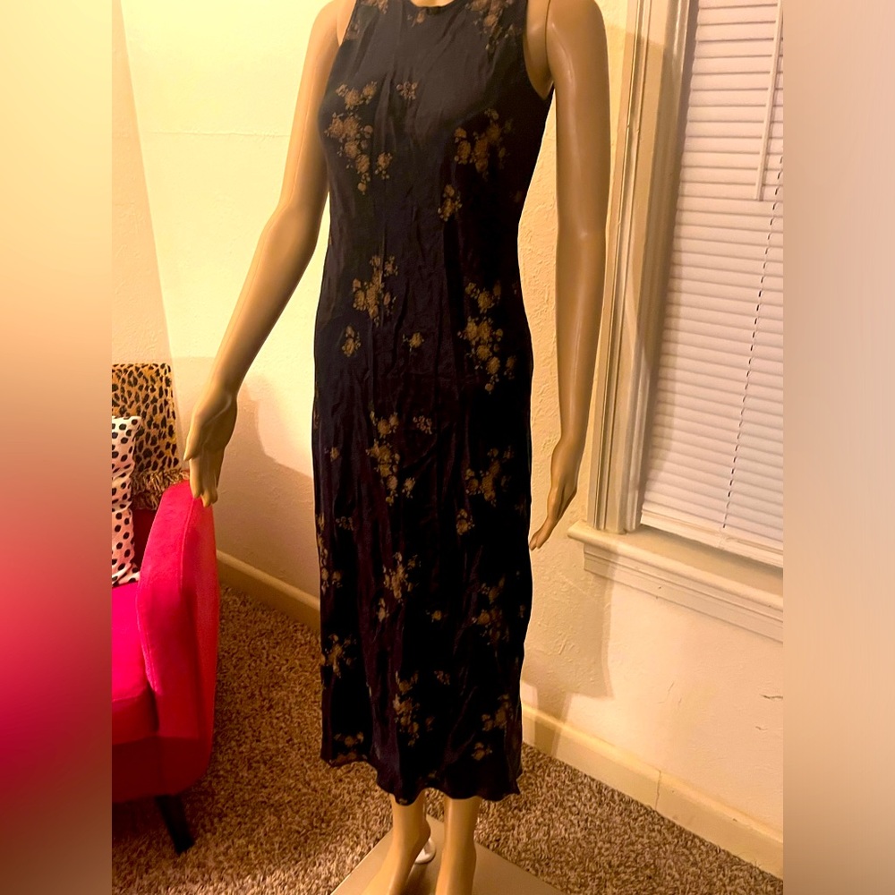 Vintage dress with ornamental flower detail 🏯🥡🥢